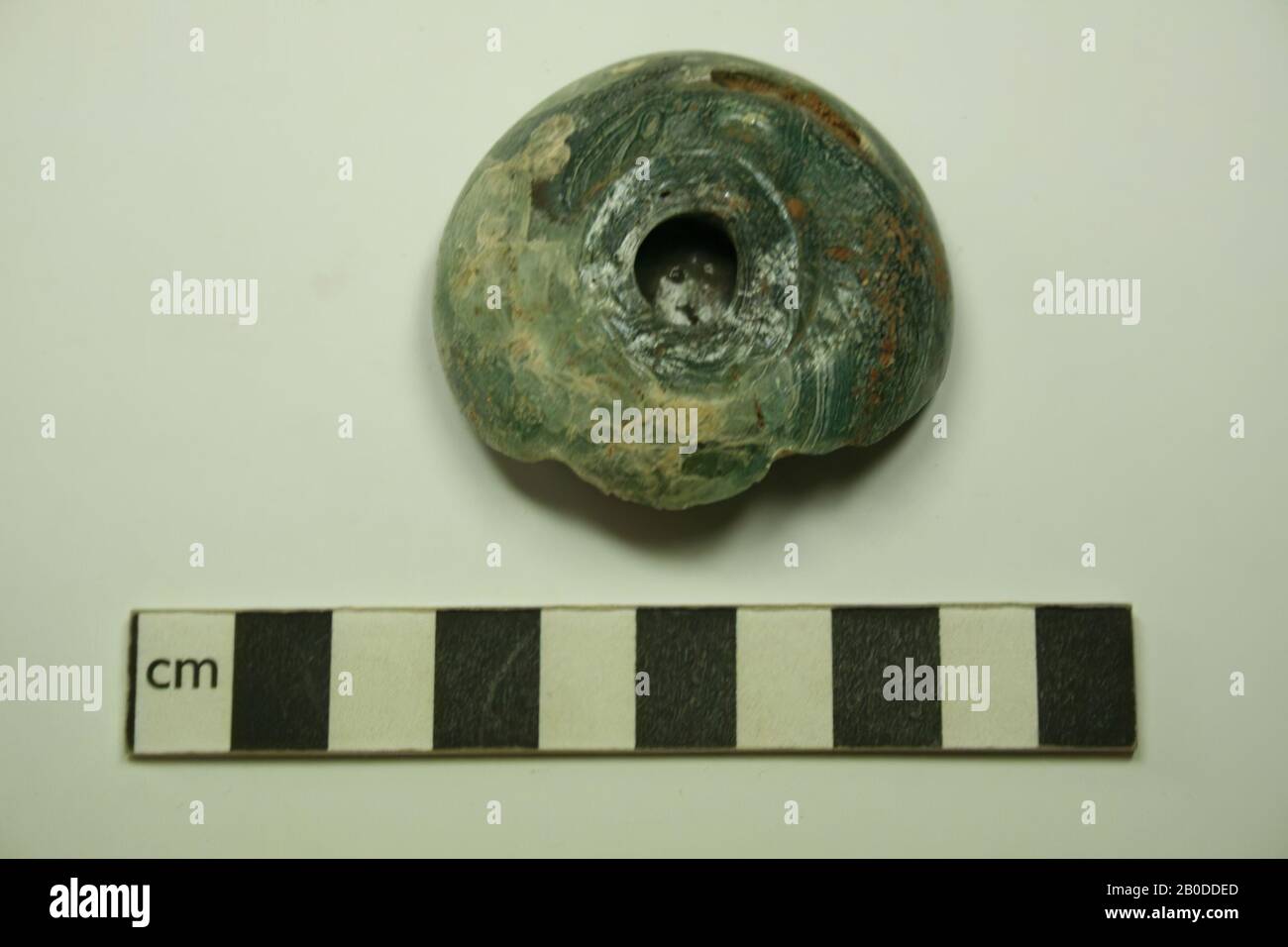 vetro, vaso, piede, a forma di disco, piede di bicchiere o vaso, verde, vaso, vetro (verde), diam. 5,3 cm, periodo Meroitische, 2nd-4th secolo d.C., Egitto Foto Stock