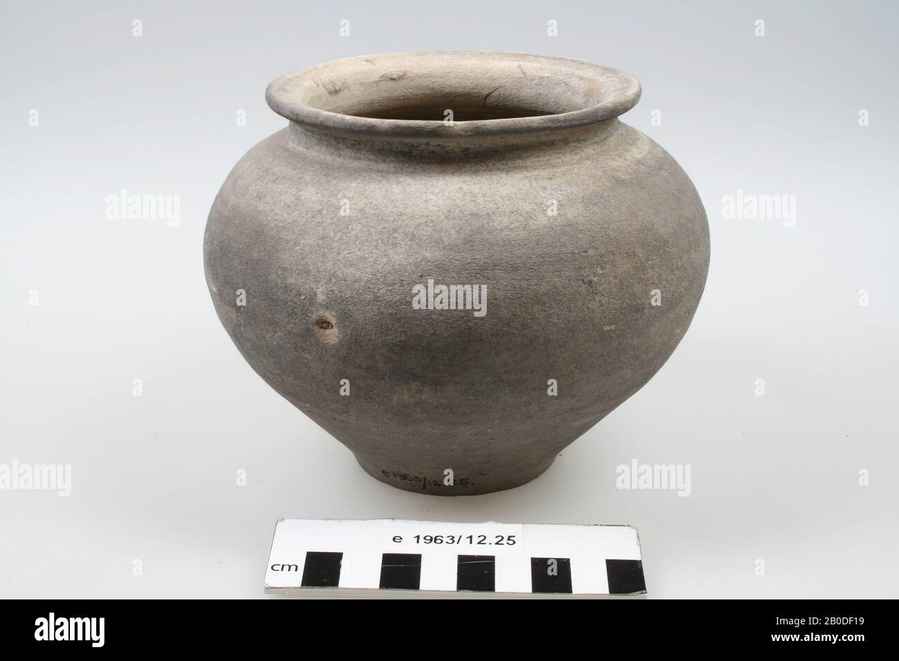 Vaso di terra grigia nigra-come terracotta. Roberto, pl. 19, 299. Verso la fine del 1st secolo d.C., ceramica, ceramica, h: 15 cm, diam: 15,2 cm, romano, olandese, Gelderland, Geldermalsen, Geldermalsen Foto Stock