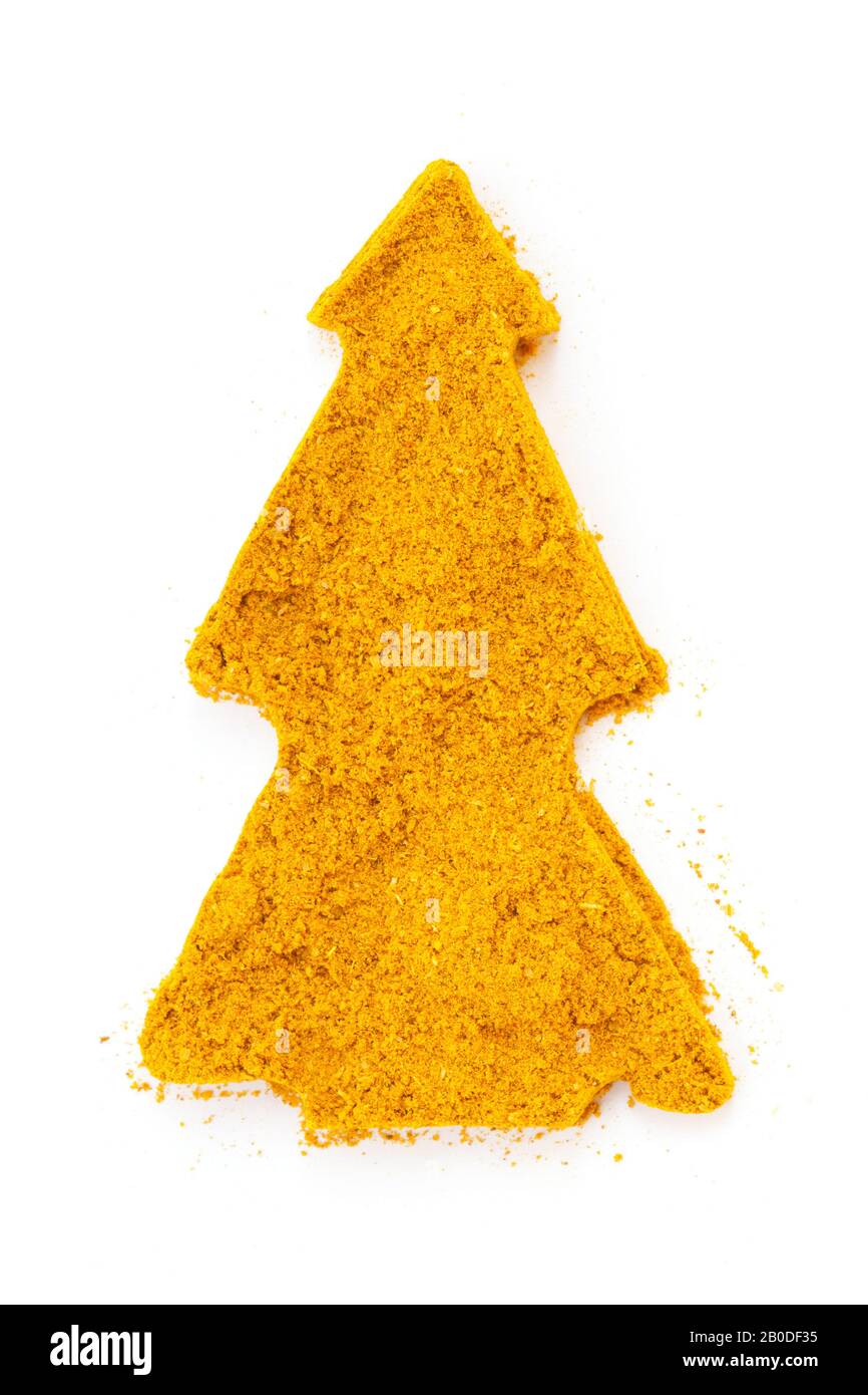 Heap Ground Curry (Madras Curry) isolato in forma di albero di natale su sfondo bianco. Usato come spezia nelle cucine di tutto il mondo. Foto Stock