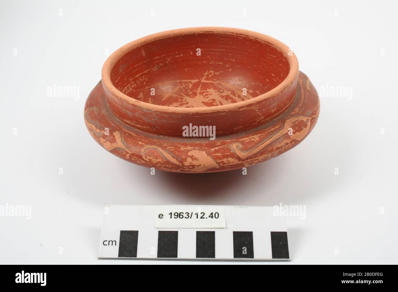 Ciotola di terra sigillata, forma Curle tipo 11 (ulteriore sviluppo). Sul bordo del collare decorazione barbottina., ciotola, terracotta, terra sigillata, h: 7 cm, diam: 15 cm, romano 2nd secolo dopo Chr. (Probabilmente al centro)., Paesi Bassi, Gelderland, Geldermalsen, Geldermalsen Foto Stock