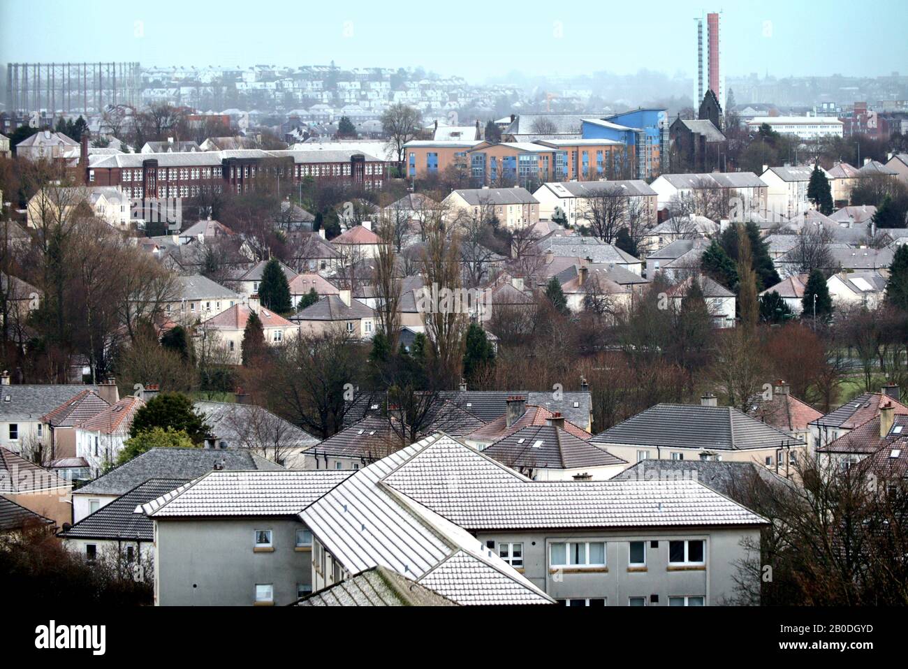 Glasgow, Scotland, UK, 20th February, 2020: UK Weather: Stormy Weather Promised SAW Snow Showers over the West End of the city stoved on the Roofs of Knightswood. Copywrite Gerard Ferry/ Alamy Live News Foto Stock