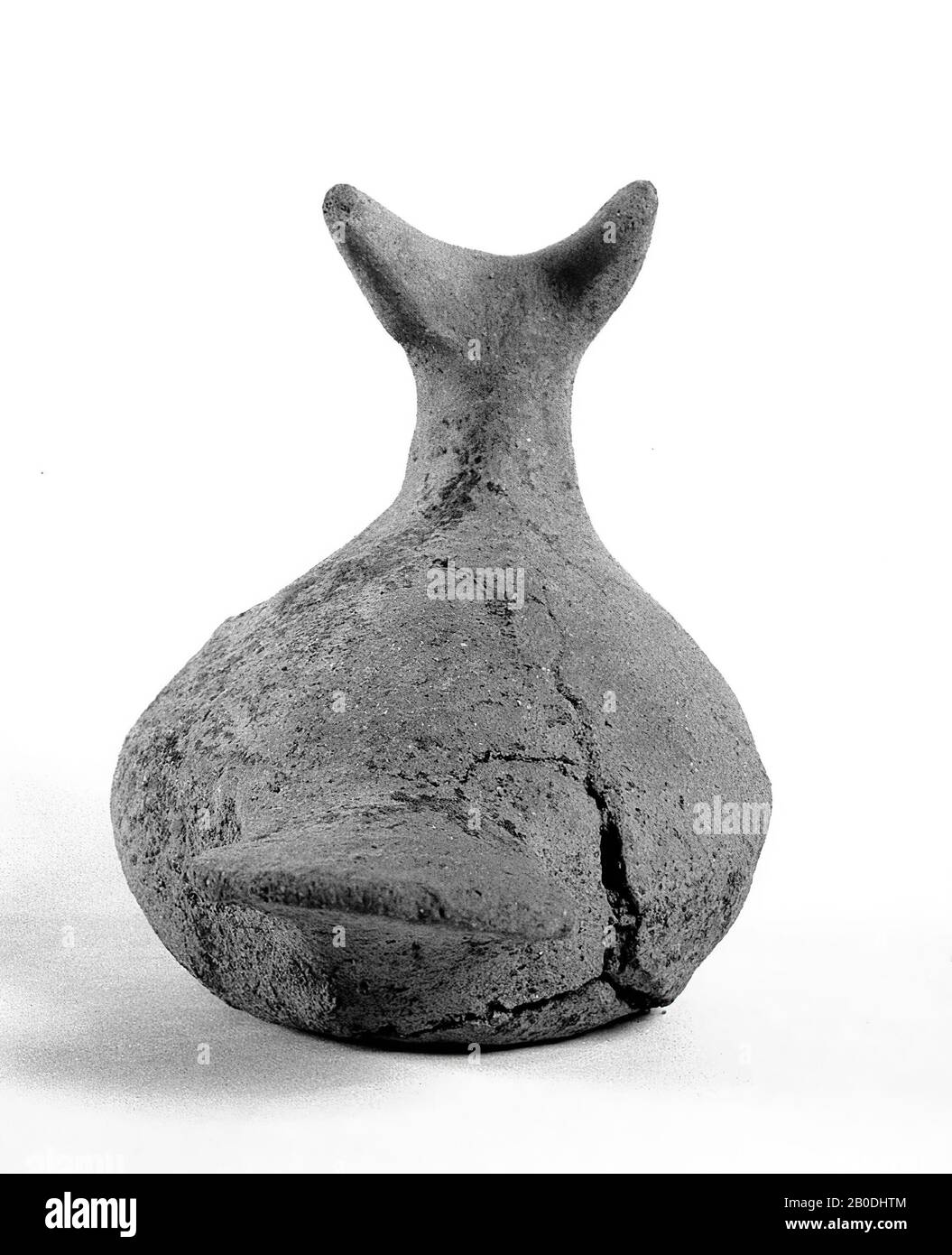 Sonaglino di terracotta marrone a forma di uccello? con ventre bombato di forma ovale e ampia coda allargata. Collo lungo, testa con muso corto, lunghe orecchie appuntite e occhi imposati. Nella cavità addominale sono sgranelli che vibrano quando si scuotono. La fragilità dell'oggetto parla ad un'interpretazione giocattolo per i bambini. Possibile connotazione religiosa? Pezzi simili in museo a Bonn., rantolo, ceramica, 8,5 x 11 cm, roman 25-75 DC, Olanda, Gelderland, Nijmegen, Nijmegen, Doddendaal Foto Stock