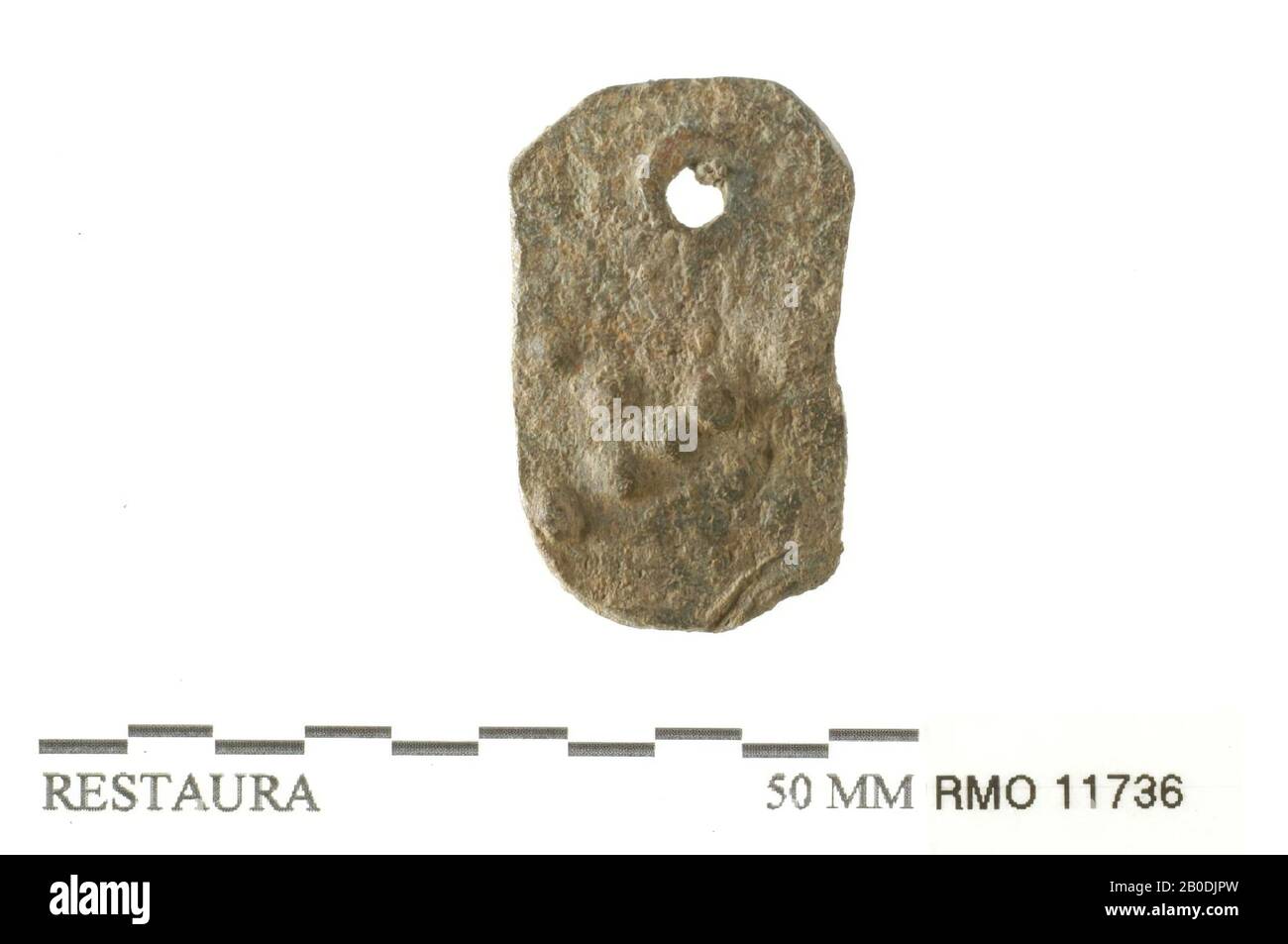 Piatto, segno, croce punteggiata e foro, piatto, segno, croce punteggiata e foro, piombo, 3,2 x 1,9 cm, x, Olanda, Utrecht, Wijk bij Duurstede, Wijk bij Duurstede, Dorestad Foto Stock