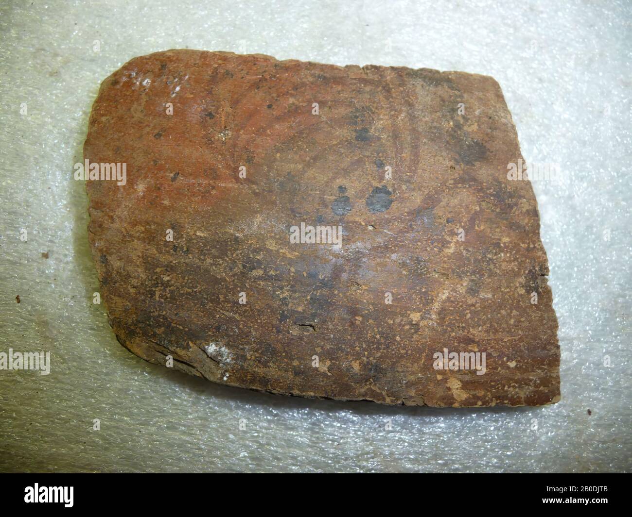 Shard, marrone scuro, uccello, beige, vero, sfondo beige, motivo rosso-marrone, bardo, terracotta, 4,5 x 4 cm, periodo Meroitische, 2nd-4th secolo d.C., Egitto Foto Stock