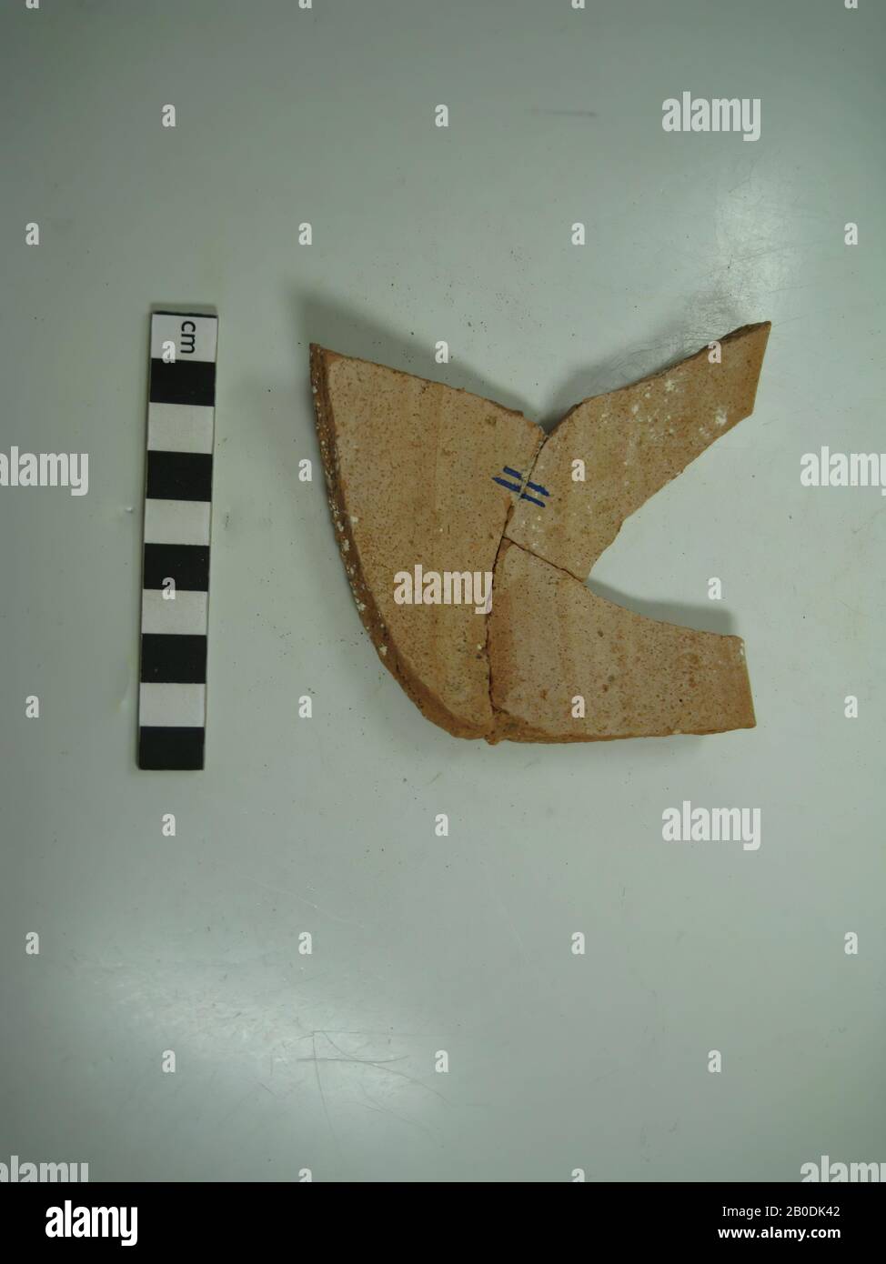 Shard, marrone chiaro, motivo a triangolo, motivo a croce, rosso, spesso vero, sfondo arancione, figure (strisce) rosso-marrone, bardo, terracotta, 3 x 6 cm, periodo Meroitische, 2nd-4th secolo d.C., Egitto Foto Stock