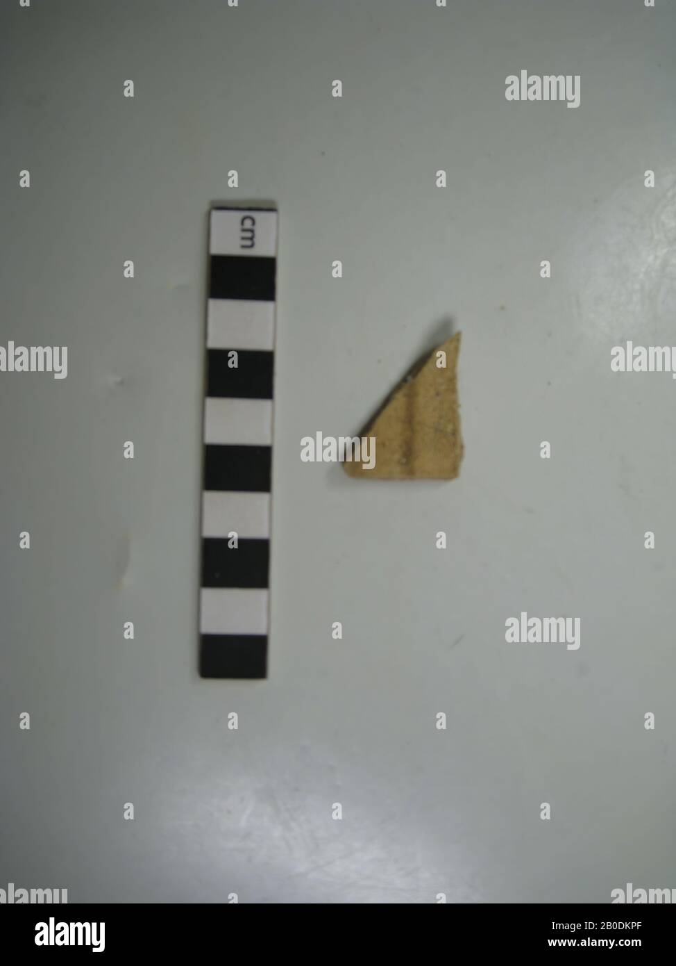 Shard, beige, motivo, marrone, beige, motivo rosso-marrone su terra bianca, bande, bardo, terracotta, 2.5 x 2.5, periodo Meroitische, 2nd-4th secolo d.C., Egitto Foto Stock