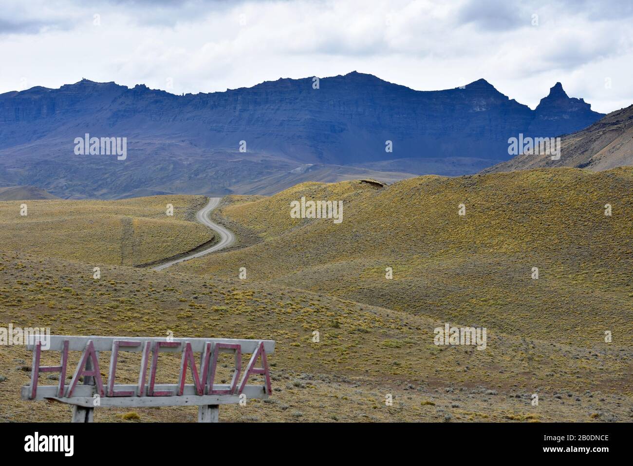 Lo spettacolare approccio alla fattoria Hacienda in Patagonia. Parco Nazionale Torres Del Paine, Cile. Foto Stock