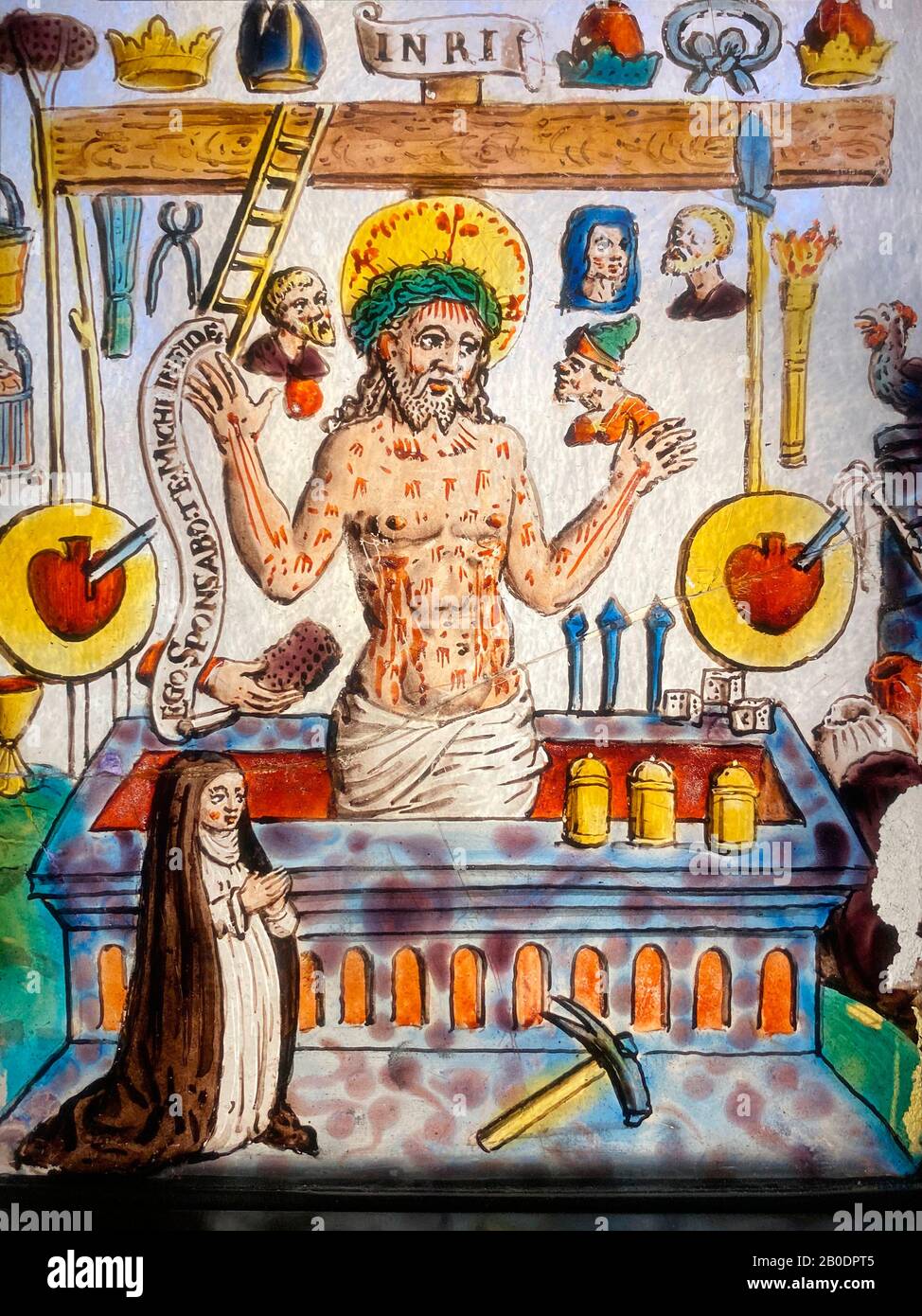 Una piccola finestra di vetro colorato (circa 1600) che mostra Cristo come l'uomo dei dolori - Victoria and Albert Museum nel centro di Londra nel Regno Unito. Foto Stock