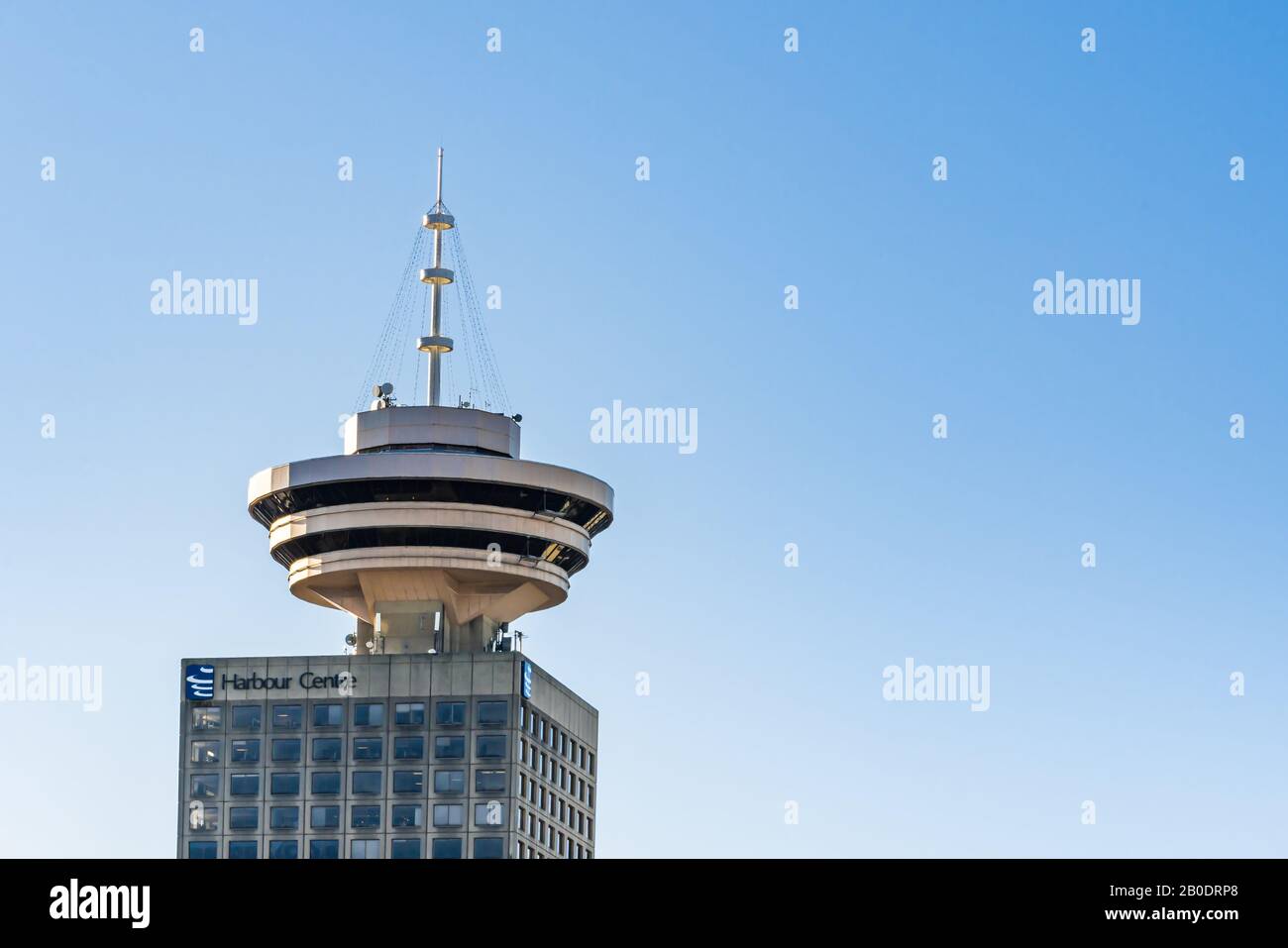 Vancouver, British Columbia, Canada - Dicembre, 2019 - Splendido primo piano del famoso Harbour Center nel quartiere centrale degli affari del centro in blu Foto Stock