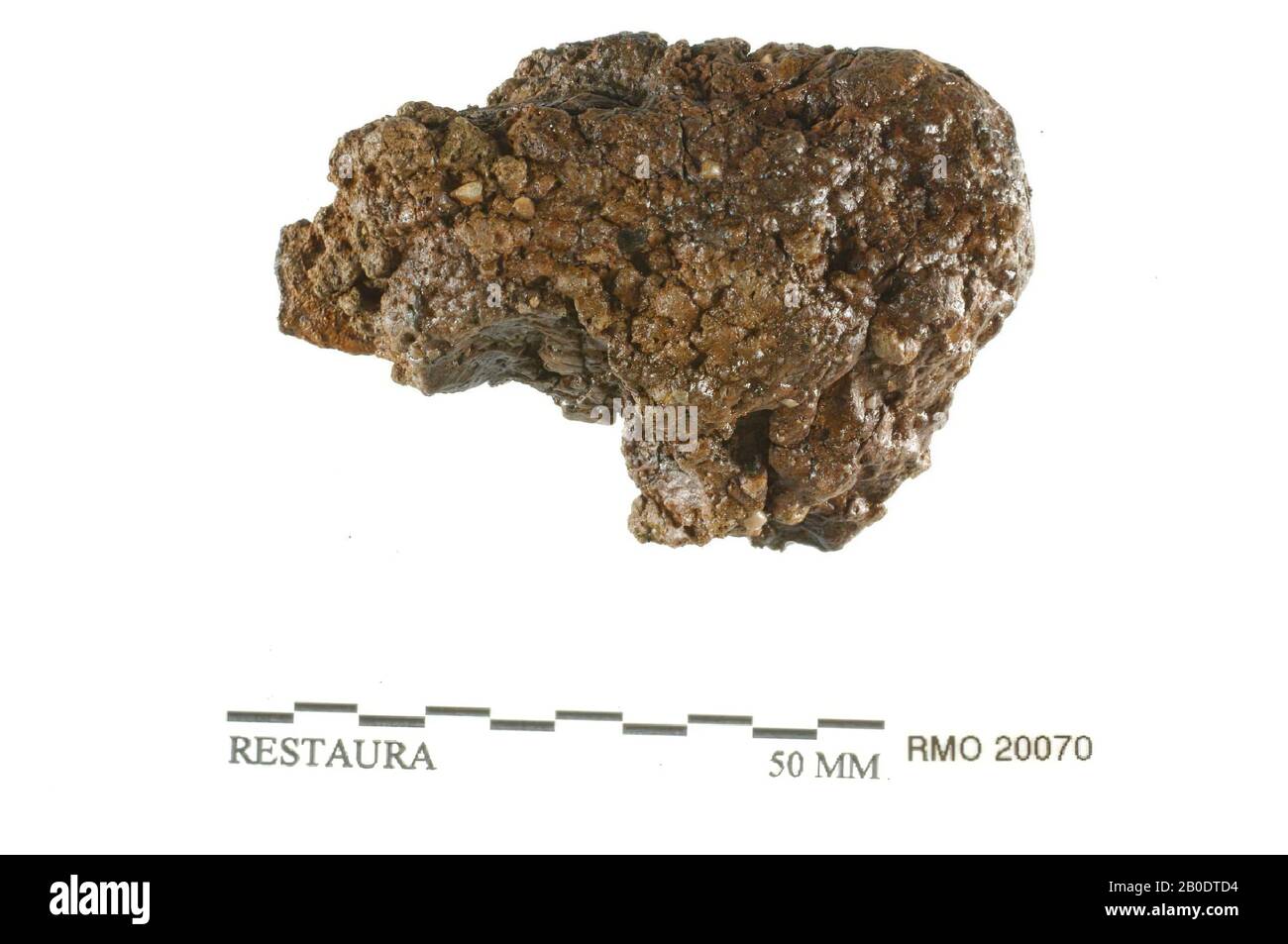 Paesi Bassi Medioevo, parte di una striscia, con occhio, 2x, corrose l'una nell'altra, ferro, 4,9 x 4,2 cm, x, Paesi Bassi, Utrecht, Wijk bij Duurstede, Wijk bij Duurstede, Dorestad Foto Stock