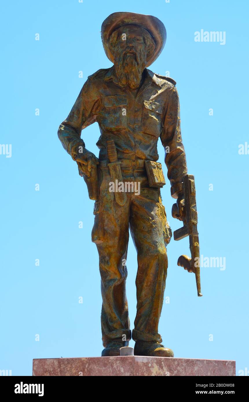 Statua bronzea del venerato rivoluzionario cubano Camilo Cienfuegos (Gibara, Cuba sud-orientale) Foto Stock