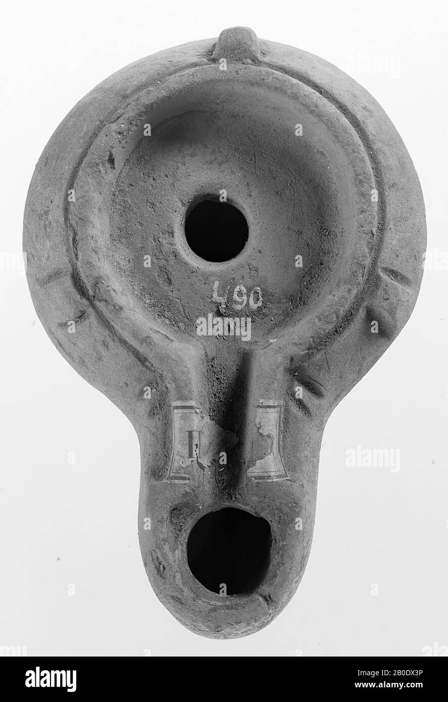 Antichità classica, lampada ad olio, terracotta, terracotta, 4,3 x 8,6 x 5,7 cm, fine 1st e inizio 2nd secolo d.C., 50-150, Italia Foto Stock
