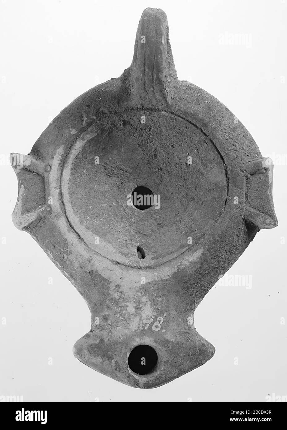 Antichità classica, lampada ad olio, terracotta, terracotta, 4,9 x 10,9 x 7,6 cm, fine 1st e inizio 2nd secolo d.C., 50-150, Tunisia Foto Stock