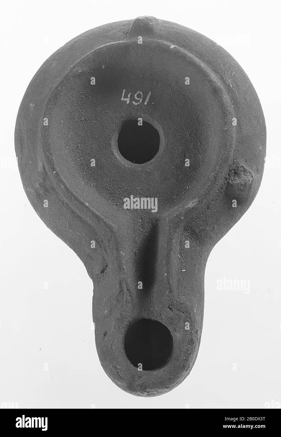 Antichità classica, lampada ad olio, terracotta, terracotta, 4,3 x 8,6 x 5,7 cm, 1st e 2nd secolo d.C., 1-200, Italia Foto Stock Antichità classica, lampada ad olio, terracotta, terracotta, 4,3 x 8,6 x 5,7 cm, 1st e 2nd secolo d.C., 1-200, Italia Foto Stock