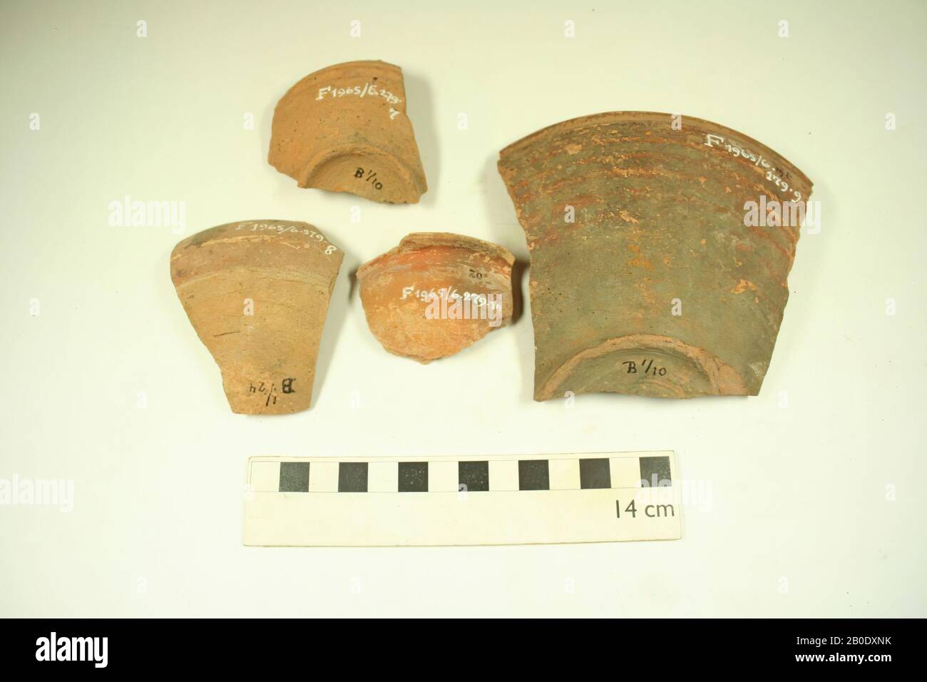 Egitto, barbe, vaso, terracotta, 1, 5 x 6 cm, Ø = 11, 2, 10 x 5,5 cm, Ø = 12,3, 5,5 x 7 cm, Ø = 14,4, 3,5 x 5,5 cm, Ø = 26, 5, 3 x 6 cm, Ø = 12, 6, 3 x 5 cm, Ø = 10, 7, 6,5 x 6 cm, 8, 7,5 x, 6 cm, Ø = 14, 9, 10,5 x 10,5 cm, Ø = 18, Ø = 7, base, 10, 4 x 5,5 cm, Ø = 9, periodo Meroitische, 2nd-4th secolo ad, Egitto Foto Stock