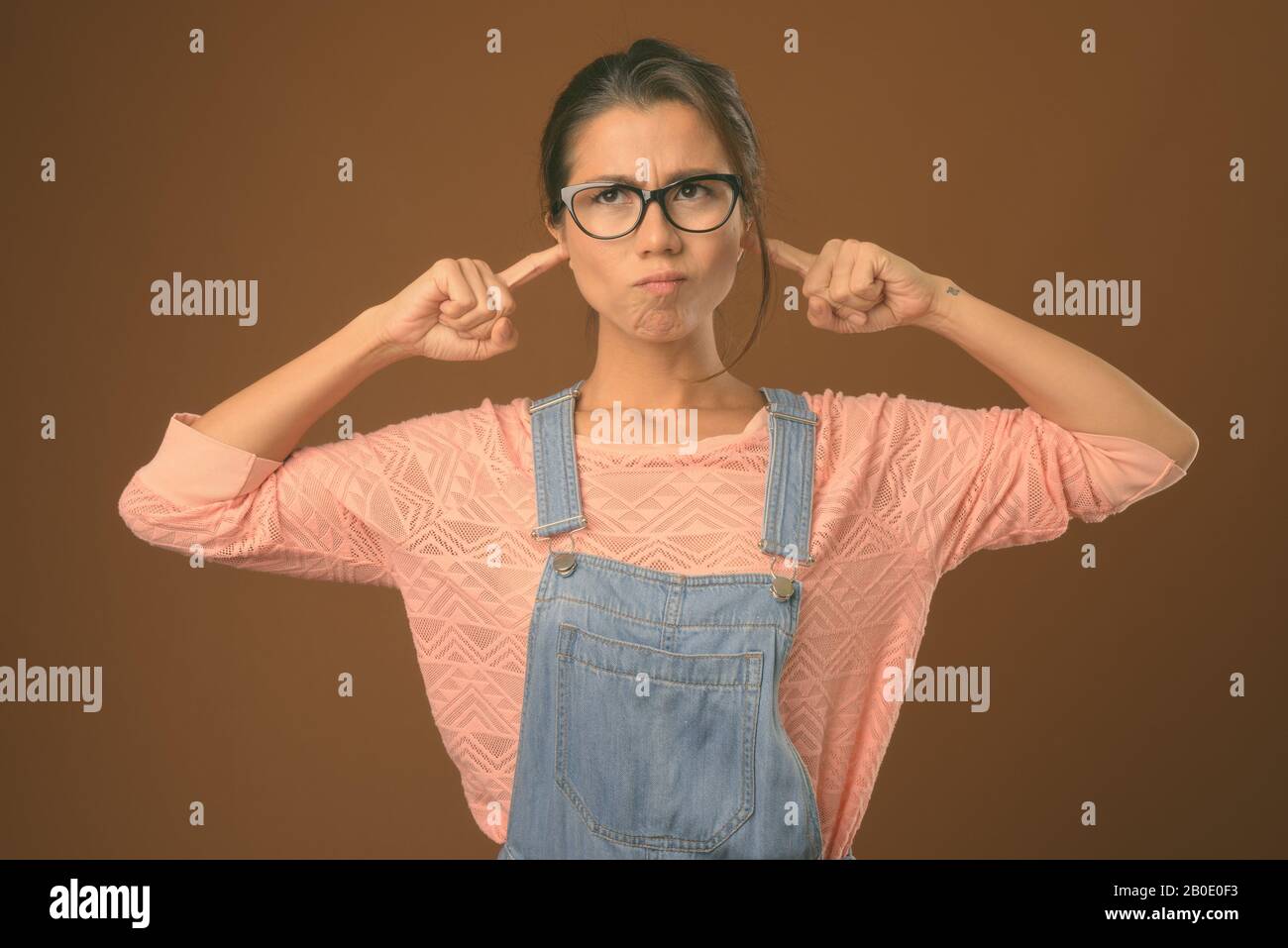Bella multi etnico donna con capelli corti Foto Stock