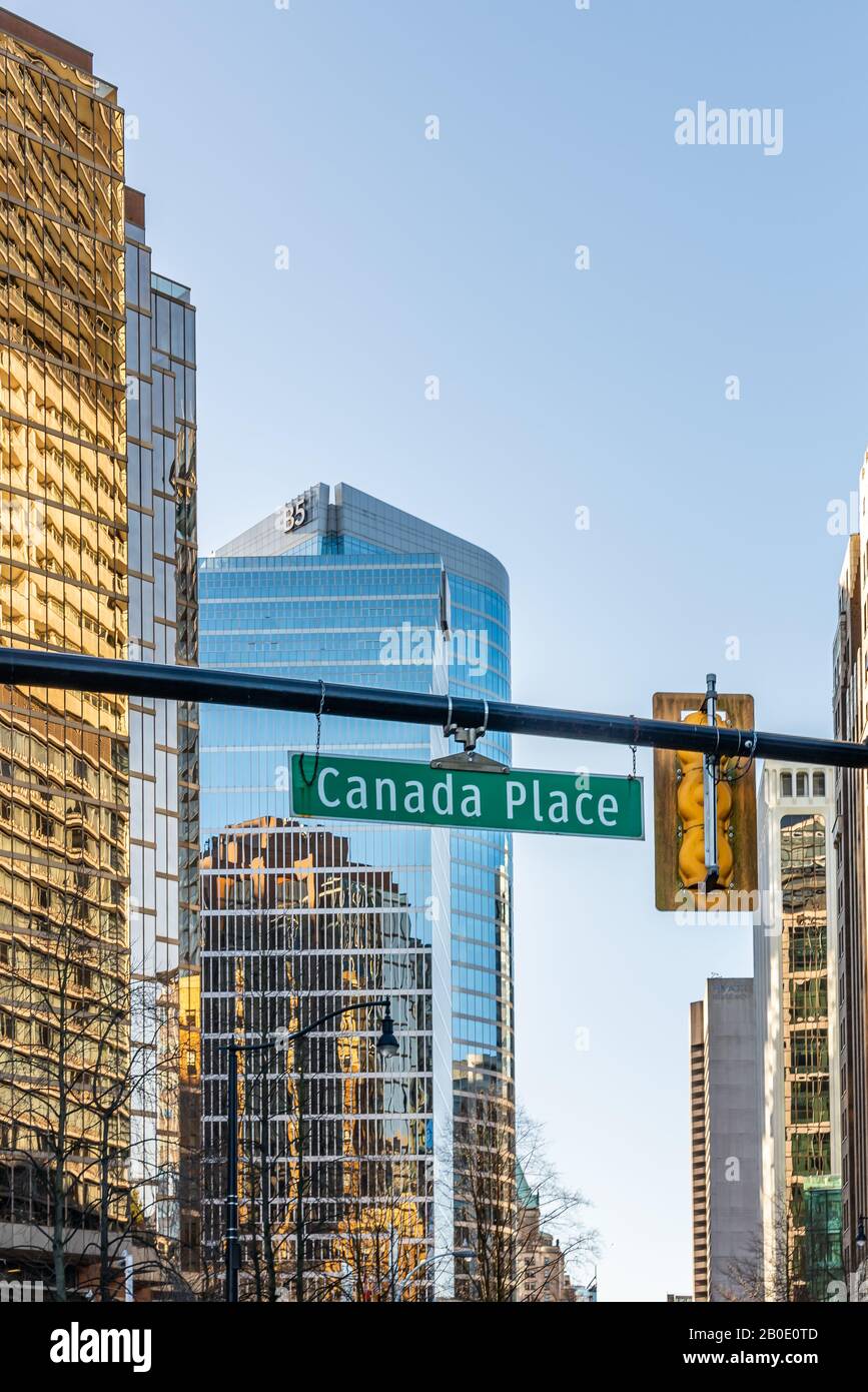 Vancouver, British Columbia, Canada - Dicembre, 2019 - Splendida giornata di cielo blu al Canada Place, al porto marittimo della West Coast nella British Columbia. Foto Stock