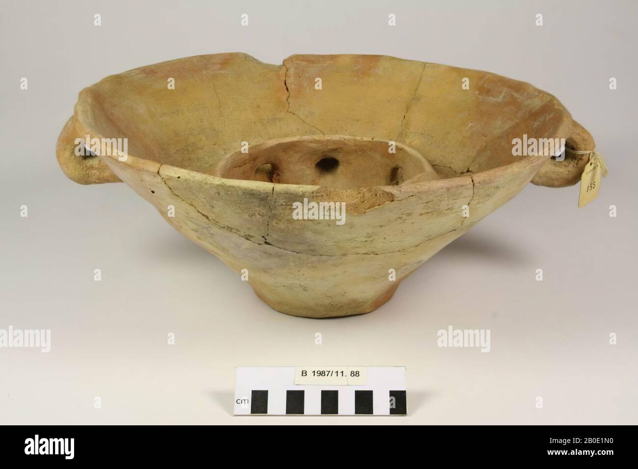 Antico Vicino Oriente, stoviglie, terracotta, H 14,3 cm, D 33 cm, L incl. Orecchie 35,7 cm, Età del ferro 1200-600 a.C., Iran Foto Stock