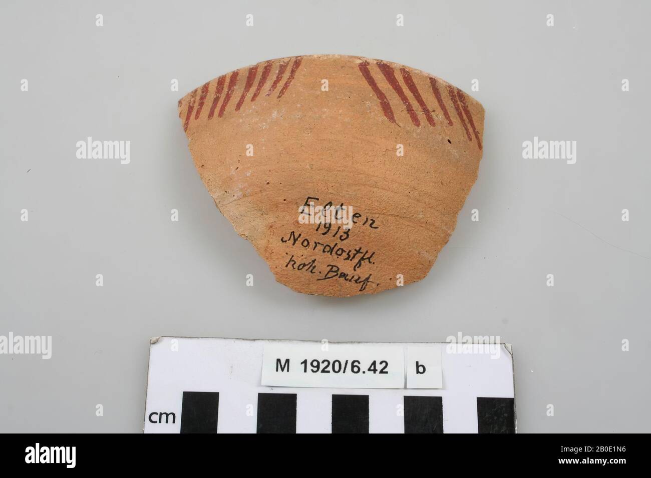 Old Europe, shard, ceramica, Pingsdorf, 6,8 x 9 cm, medievale, Germania, Hochelten Foto Stock