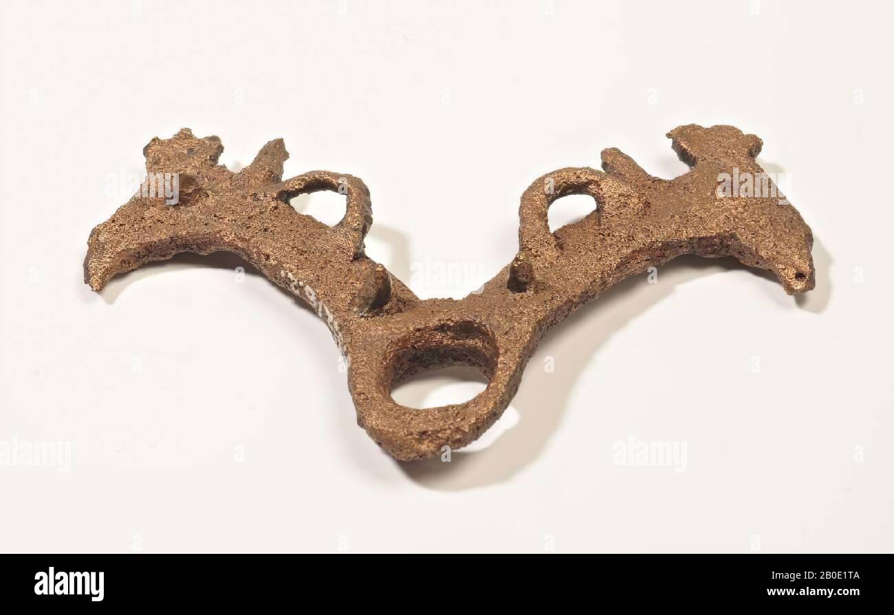 Un frammento di una punta di cavallo di bronzo, costituito da due titoli legati a forma di V, ciascuno con un occhio. Nel foro centrale era originariamente l'effettivo boccaglio della punta., imbracatura a cavallo, metallo, bronzo, L 6,5 cm, B 8,7 cm, Iron Age i-II 1250-800 a.C., Iran Foto Stock
