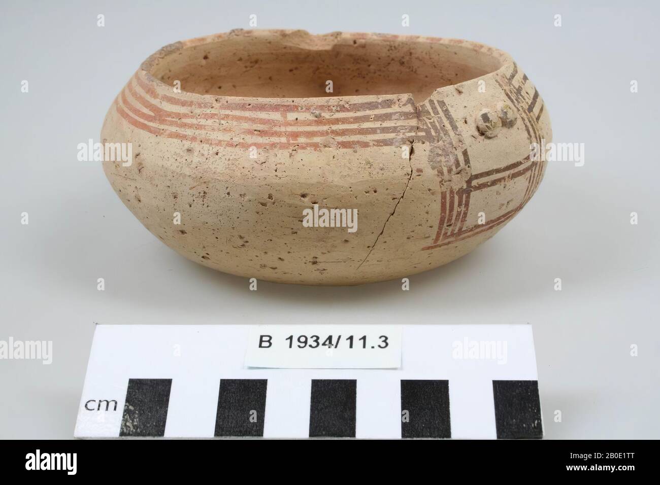 Una ciotola "chiusa" decorata con linee, quadrati e cerchi di vernice rossa. Il vassoio ha due noduli in due posizioni opposte lungo il bordo., beffa, ceramica, H 5,9 cm, D 14,2 cm, D collo 11,7 cm, Iron Age III 800-600 BC, Iran Foto Stock