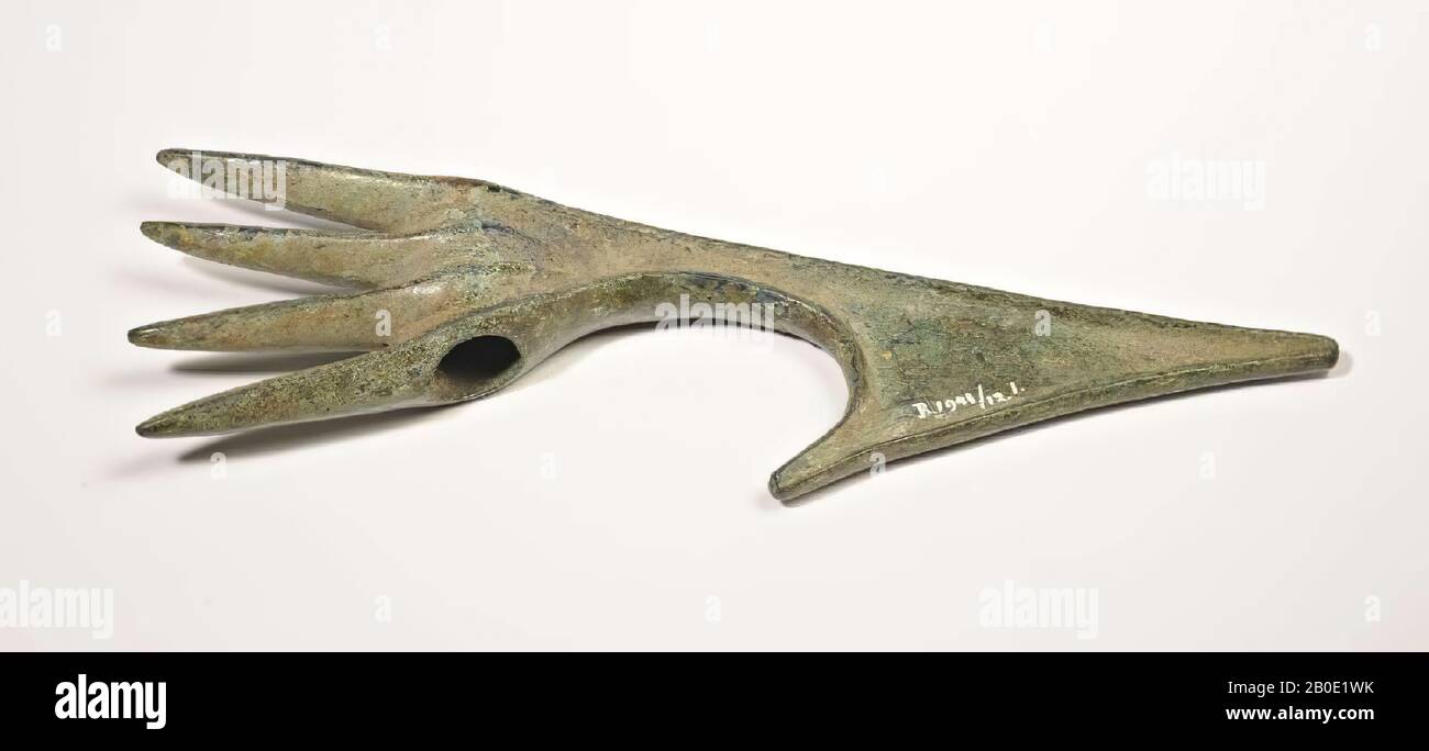 Un'ascia di bronzo. Il manicotto ha da un lato una lama fortemente curva che non è dotata di una superficie di taglio reale, dall'altro lato c'è una fila di sporgenze., Arma, oggetto cerimoniale, metallo, bronzo, L 25,7 cm, L taglio 12,5 cm, Iron Age 1250 -800 BC, Iran Foto Stock