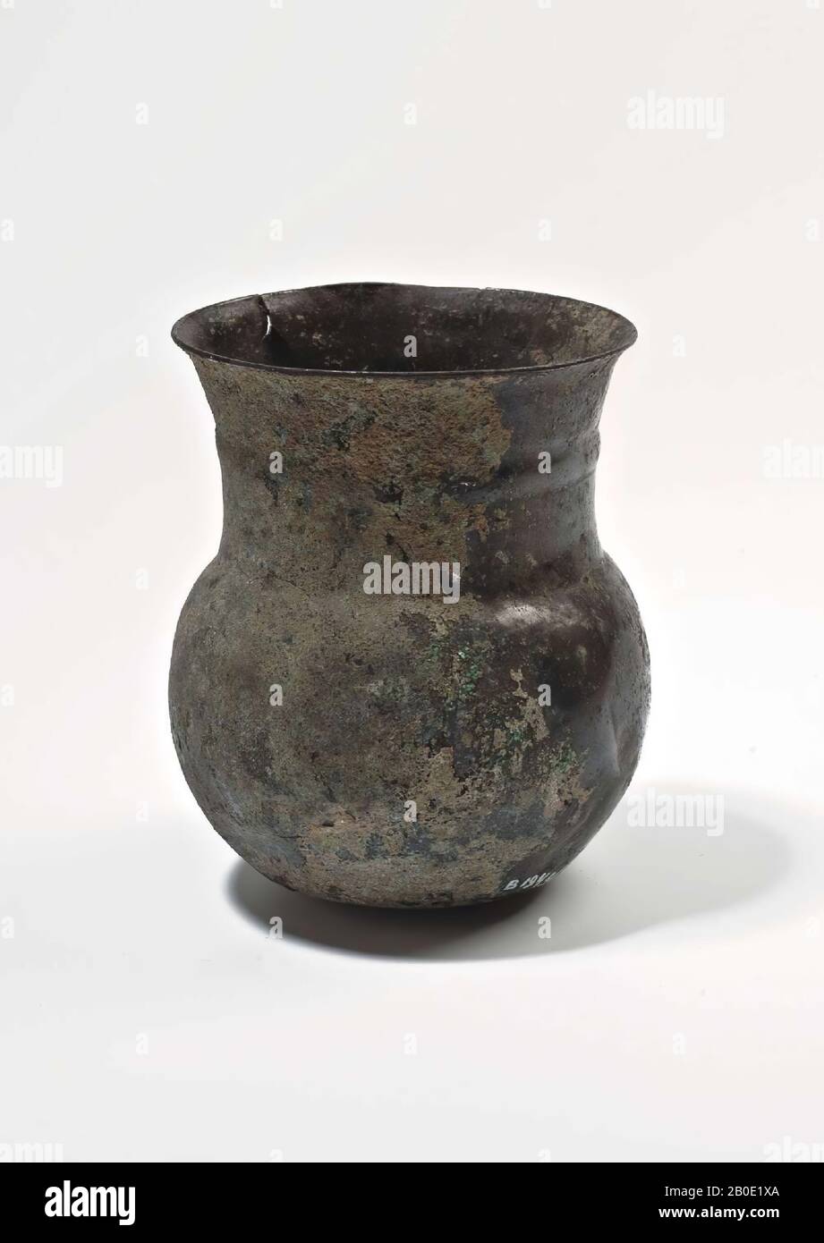 Vaso sferico con fondo arrotondato, ampio collo e bordo ripiegato. Al centro del collo è visibile una linea orizzontale, beffa, metallo, bronzo, H 7,8 cm, D 5,7 cm, Iran Foto Stock