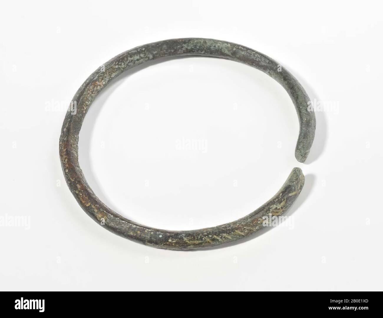 Un bracciale in bronzo aperto con due estremità smussate, su cui si trovano le tacche., ornamento, metallo, bronzo, D 7,3 cm, Iran Foto Stock