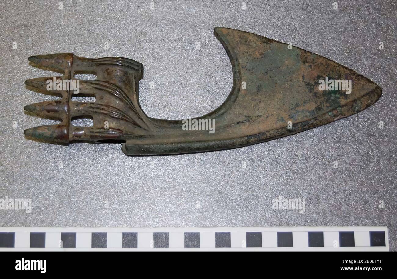 Un'ascia in bronzo con un foro cilindrico per stelo. Il manicotto ha una lama fortemente curva che non è dotata di una vera e propria superficie di taglio, sull'altro lato vi è una fila di sporgenze. Questo è un pezzo di spettacolo, arma, oggetto cerimoniale, metallo, bronzo, L 24 cm, età del ferro 1250-800 a.C., Iran Foto Stock