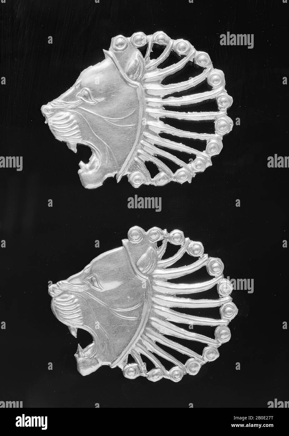 Questo manichini a forma di testa del leone con punta sinistra e bocca  larga aperta e manichini a forma di ventaglio è realizzato in argento  dorato. Completamente arrotondato dalla piastra sottile. I