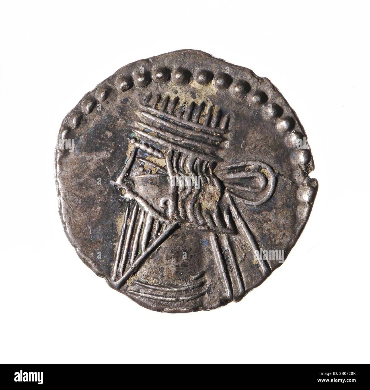 VZ: Busto l. con barba lunga, Kz: Arsakes i on throne n.r., BASE SUOLA LION ARSAKOU EUERGETOU DIKAIOU EPIFANOUS FILHELLENNOS, moneta, metallo, argento, D 1,9 cm, Peso 3,73 gr, periodo partico 105-147 d.C., Iraq Foto Stock