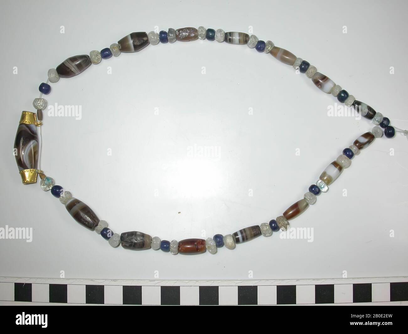 Collana da tondo a tondo appiattito e anche lungo, perline cilindriche di  pietra, vetro e oro. 16 piccole perle rotonde di vetro blu, 30 piccole perle  rotonde o piatte di vetro o