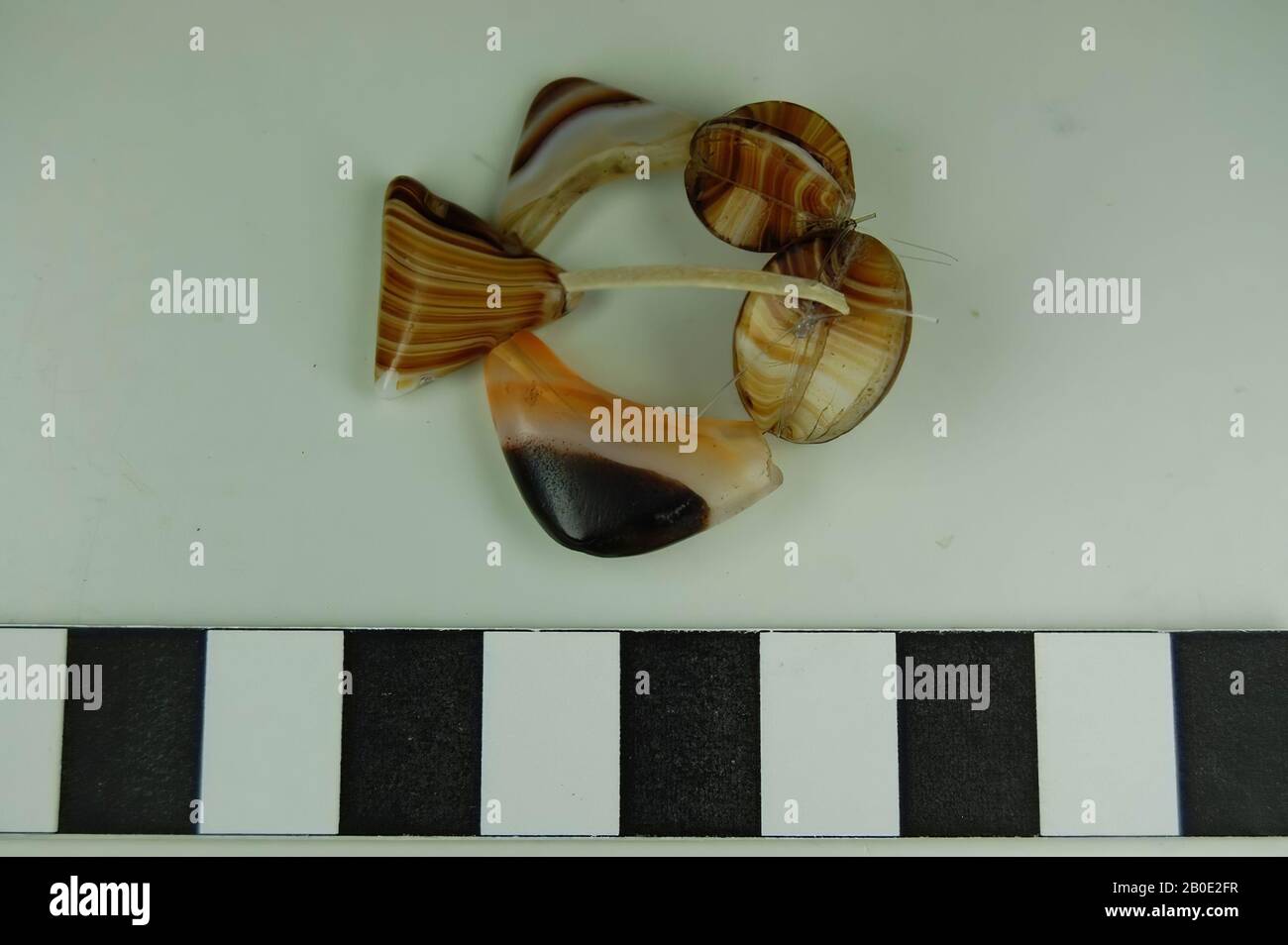 Una collana di cinque perline, 1x triangolare, 2x boomerang-sagomato, 2 perline ad ala doppia di rosa Foto Stock