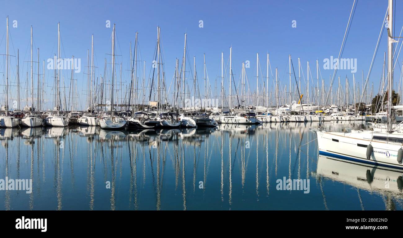 Atene, Grecia. 9 Febbraio 2020. Yacht ancorati con alberi ad Alimos Marina, il più grande dei Balcani. Imbarcazioni bianche in contrasto con il mare azzurro calmo. Rif Foto Stock