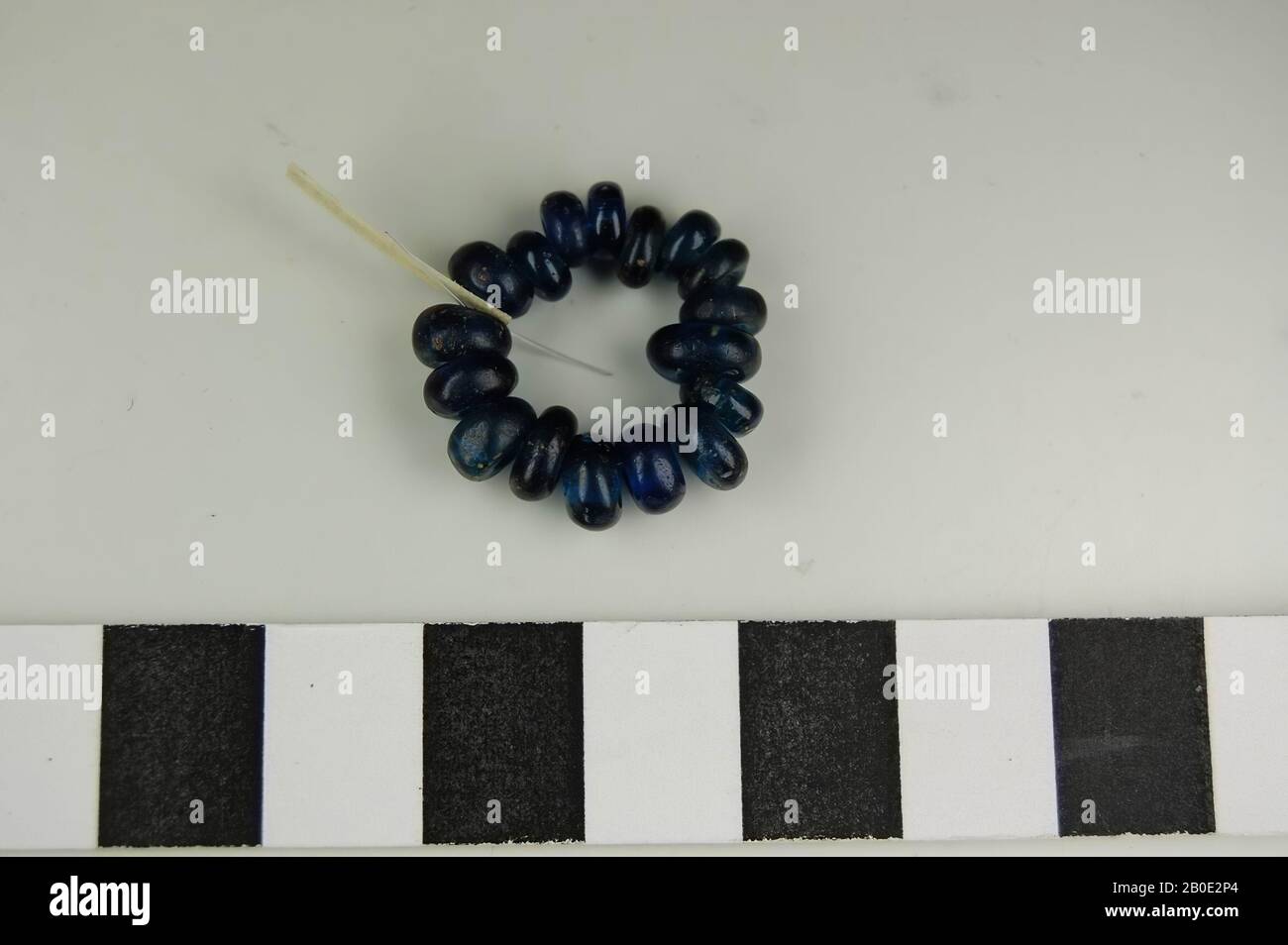 Antico Vicino Oriente, gioielli, vetro, D 0,6 cm, posizione, Iran Foto Stock