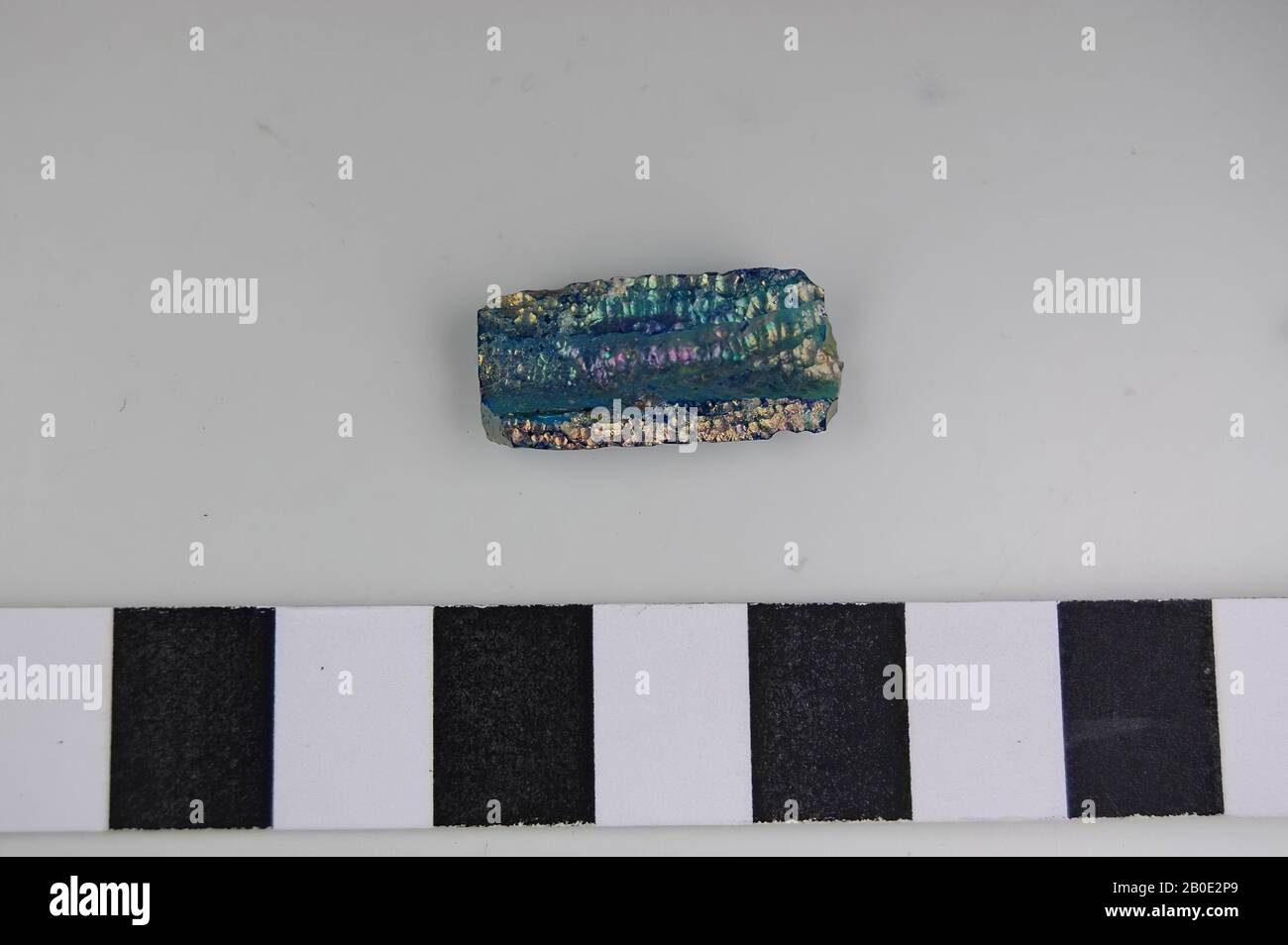 Una mezza perla oblunga di blu Foto Stock