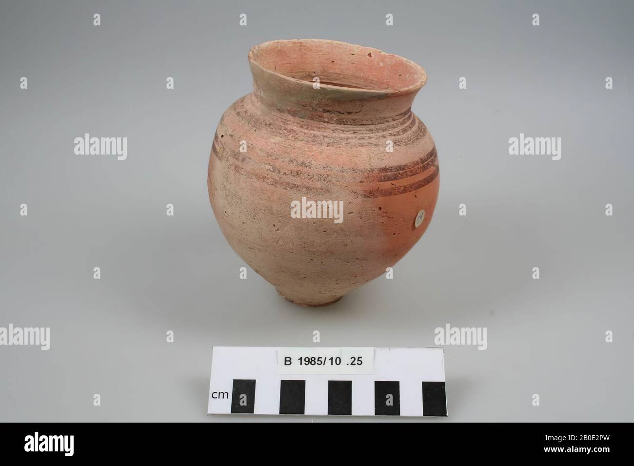 Un vaso rosa-arancione con decorazione a linea rossa sulla spalla, stoviglie, ceramica, H 13 cm, D 11,3 cm, bordo D 8,3 cm, età del bronzo 1500-1200 a.C., Iran Foto Stock