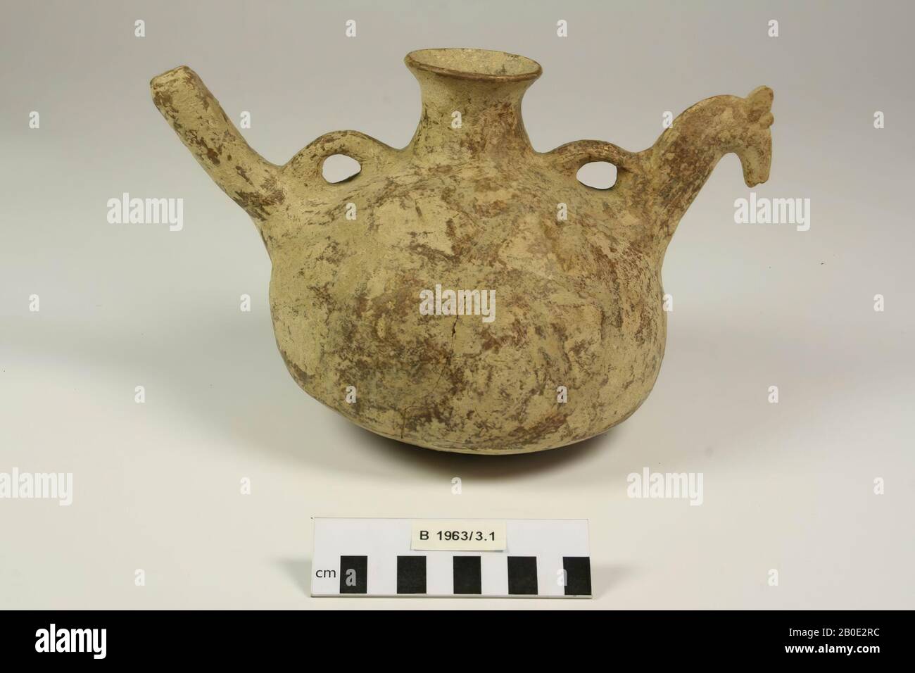 Vaso di terracotta marrone, in un beccuccio rotondo centrale, su una manina a collo laterale e testa di cavallo, sull'altro becco tubolare laterale, stoviglie, terracotta, H 15,7 cm, D 10,4 cm, W 26,5 cm, Periodo partico 250 a.C. - 224 d.C., Iran Foto Stock