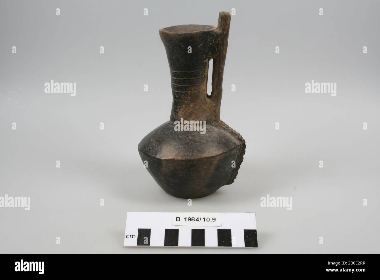 Antico Vicino Oriente, stoviglie, terracotta, H 16,7 cm, D 9 cm, bordo D 5 cm, Età del ferro III 800-700 a.C., Iran Foto Stock