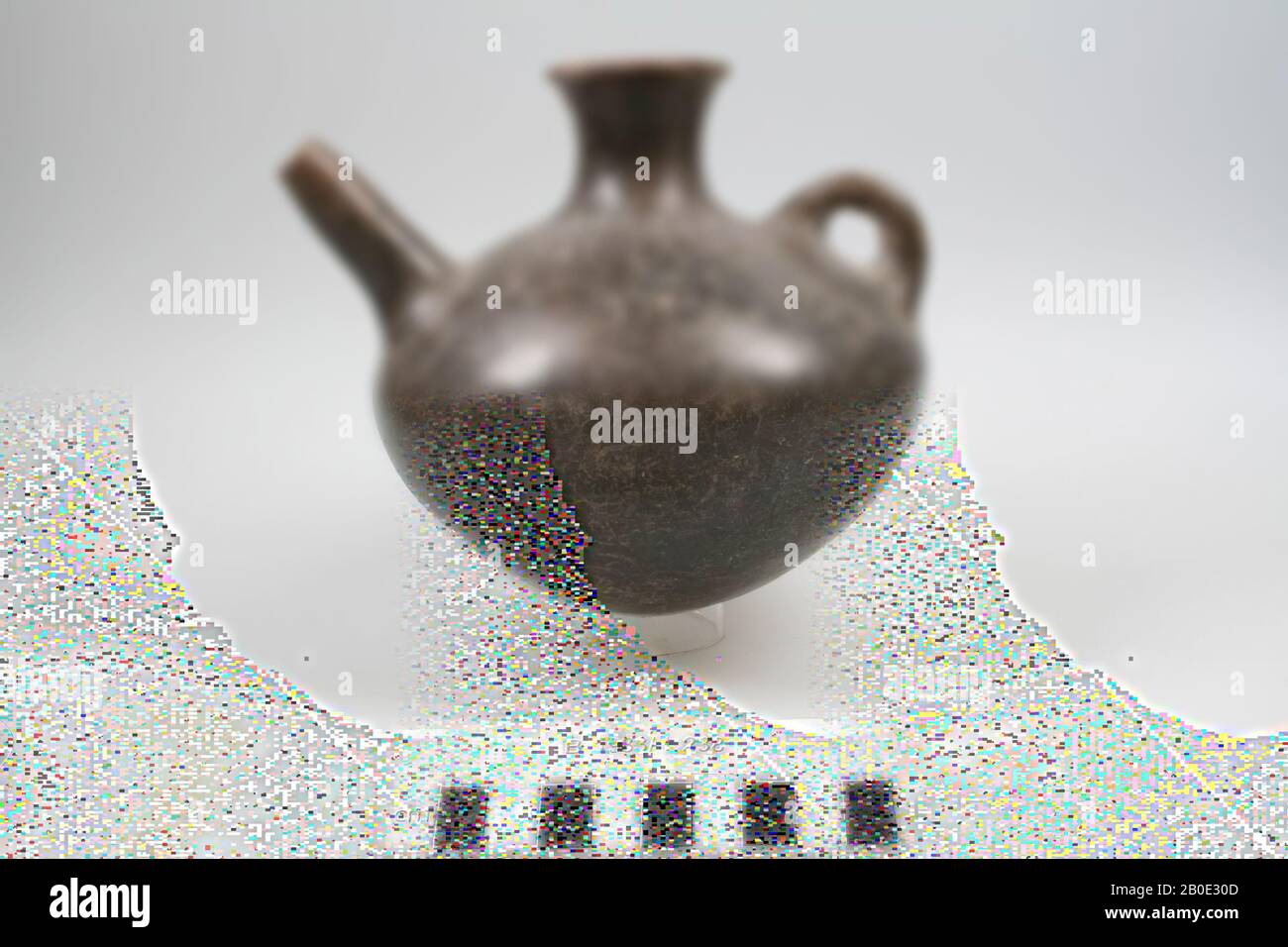 Una brocca in terracotta con beccuccio capovolta. Sull'altro lato, è stata posizionata un'orecchio verticale sulla spalla. La brocca ha un collo e bordo stretti a forma di imbuto, stoviglie, terracotta, H 14,5 cm, D 13,8 cm, B incl Orecchio e beccuccio 15,7 cm, bordo D 4,8 cm, Periodo parthian 247 BC. - 224 DC, Iran Foto Stock