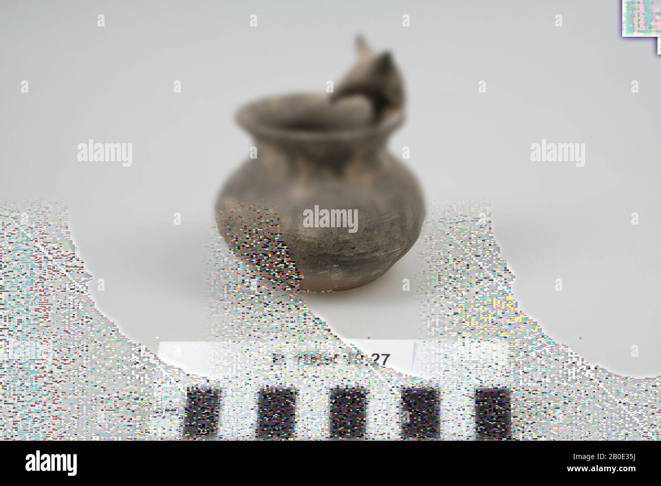 Vaso o brocca grigia con orecchio a forma di testa animale., beffa, terracotta, H 8,3 cm, D 7,5 cm, bordo D 5,9 cm, Età del ferro i 1100-1000 a.C., Iran Foto Stock