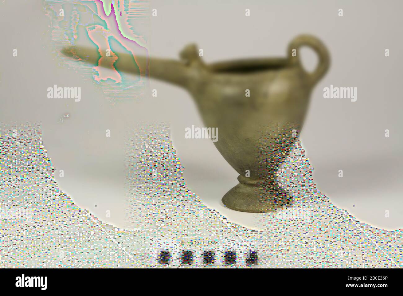 Un becco di terracotta su un piede. L'oggetto ha un'orecchio verticale alto e un becco lungo appuntito. Una stampa animale circonda il bordo del beccuccio, stoviglie, terracotta, H 19,2 cm, D 12,5 cm, L incl Orecchio e beccuccio 29,2 cm, bordo D 9,5 cm, età del ferro i 1100-1000 a.C., Iran Foto Stock