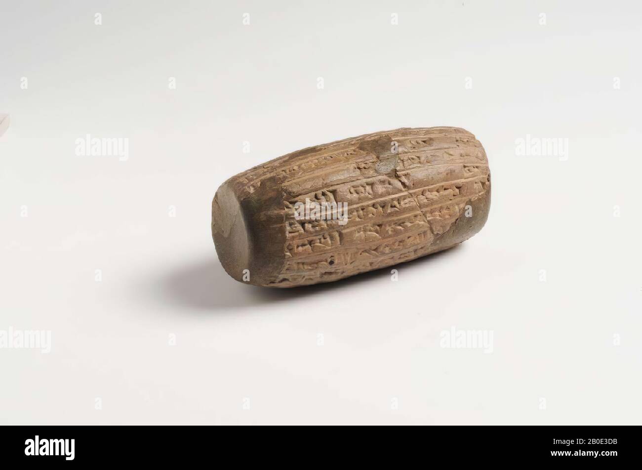 Un cilindro di argilla con scrittura cuneiforme. Re Nebuchadnezzar è menzionato nel testo., Iscrizione, ceramica, argilla, L 10 cm, D 6 cm, periodo neobabilonese 605-562 a.C., sconosciuto Foto Stock