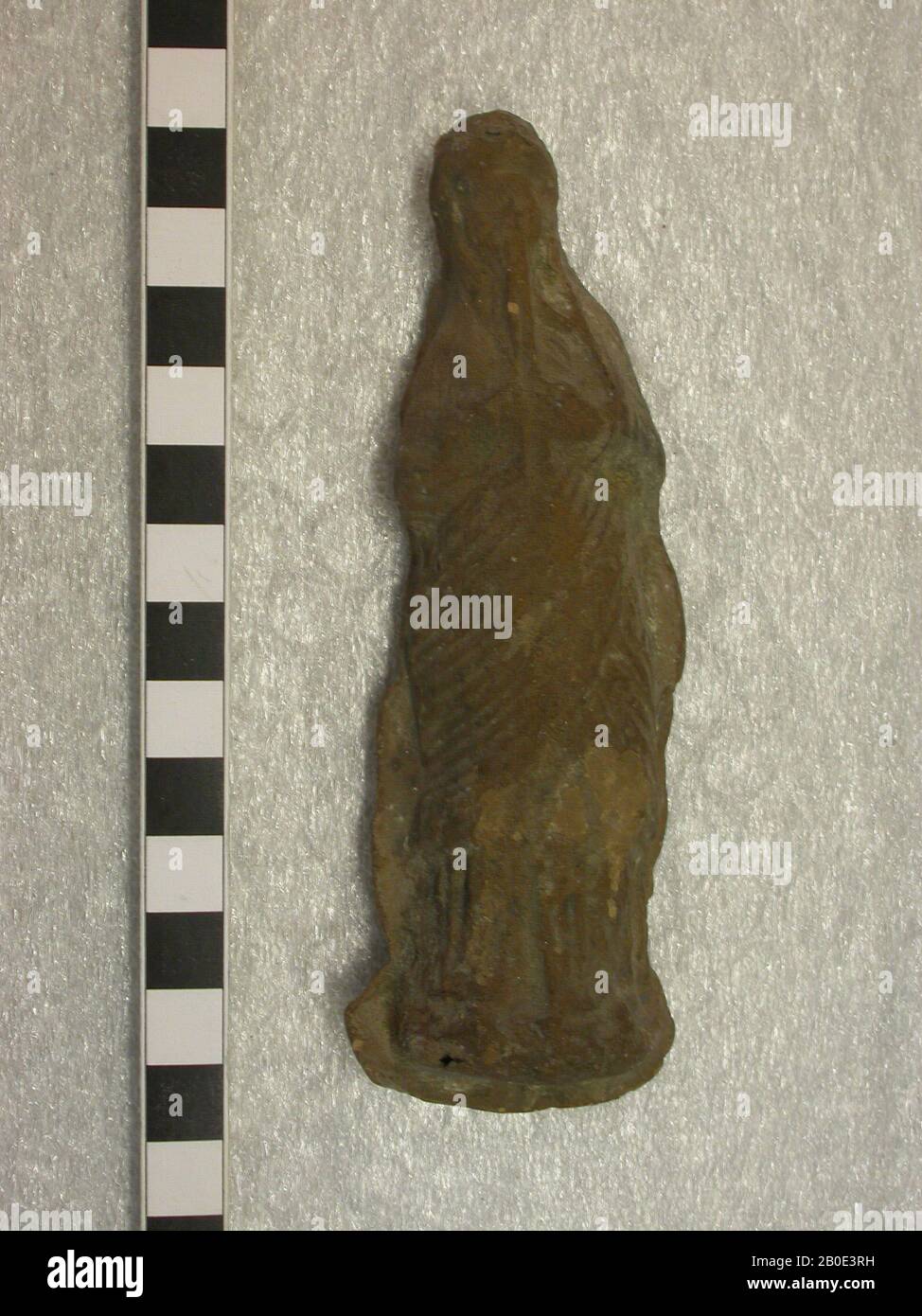 Musicista a flauto doppio. L'abbigliamento è di ispirazione classica, Figurine, ceramica, L 12,7 cm, periodo Parthische 250 a.C. - 224 DC, Iran Foto Stock