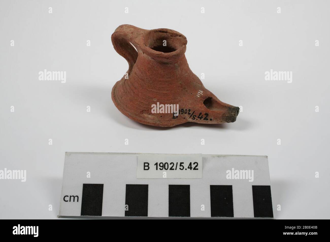 Lampada di terracotta a forma di brocca con auricolare e stoppino, vasellame, terracotta, L 8,3 cm, H 5 cm, D 3,1 cm, periodo islamico 800-1000 d.C., Israele, Palestina Foto Stock
