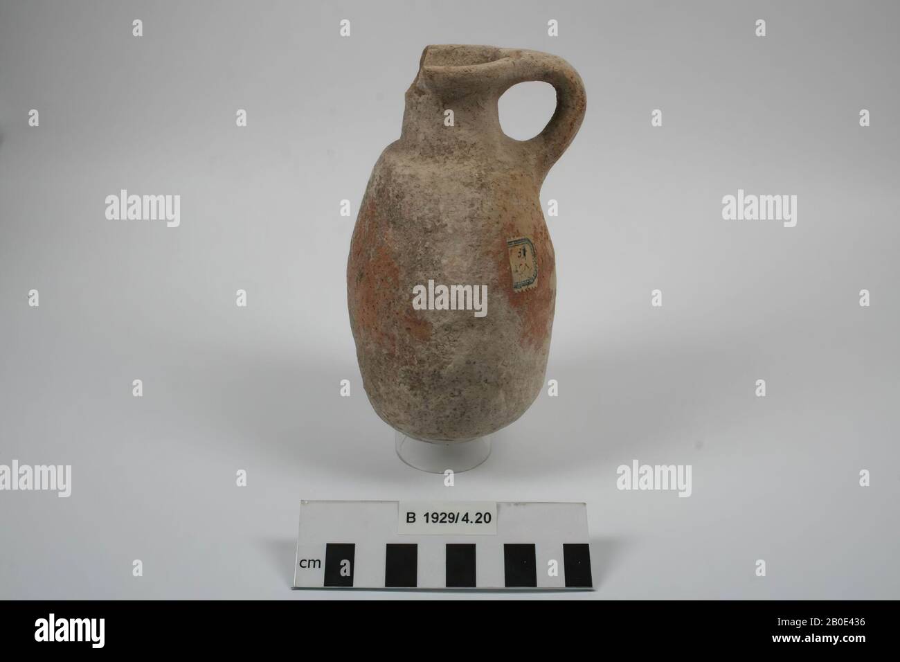 Caraffa di terracotta con corpo lungo, un orecchio e un fondo rotondo., beffa, ceramica, H 14,5 cm, D ventre 8,5 cm, tarda età del bronzo, Età del ferro 1550-539 a.C., Israele ?, Palestina Foto Stock