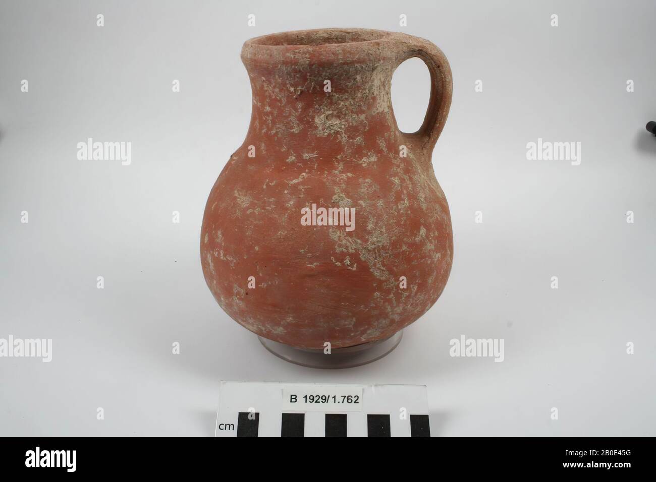 Una brocca di terracotta o una lattina con un orecchio e un collo abbastanza largo., beffa, ceramica, H 16,5 cm, D pancia 14 cm, D bordo 8,1 cm, Bronze Age, Iron Age 2000-539 a.C., Israele Foto Stock