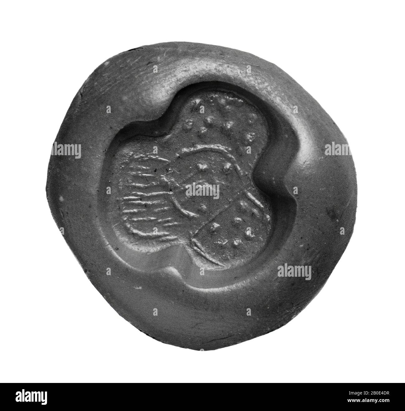 Un sigillo di bronzo costituito da un piano immagine formato da lobi dir semi-lunari con decorazione geometrica incisa a tenuta e da un gambo arrotondato verso l'alto, che si trasforma in un manico conico, forato orizzontalmente, attraverso un piccolo ispessimento. , sigillo, metallo, bronzo, H 2,35 cm, area immagine B 1,5 cm, impugnatura B 1,1 cm, Bronzo Medio II 1800-1650 a.C., Turchia Foto Stock