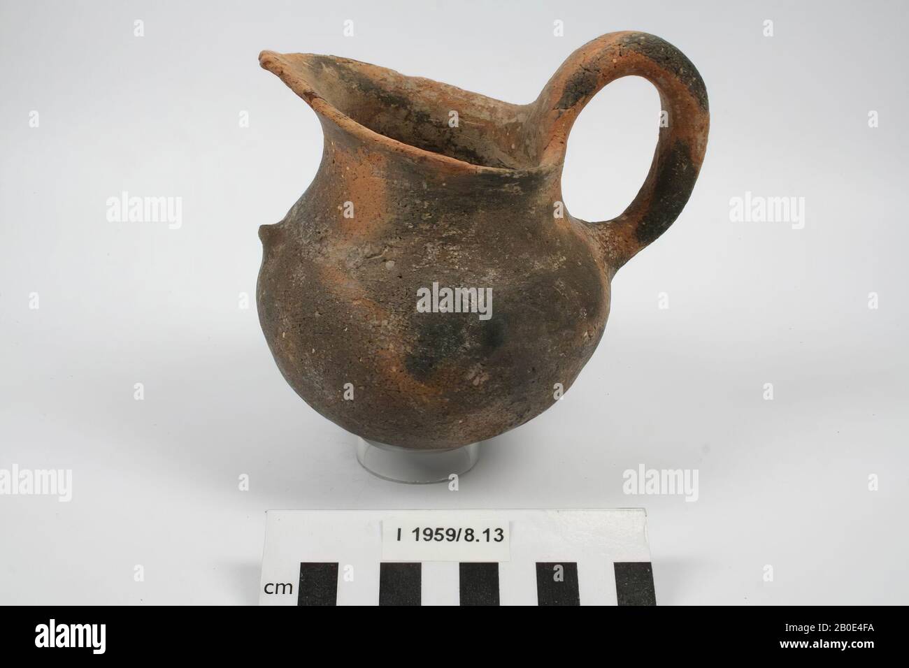 Un becco di terracotta con sporgenze sul beccuccio anteriore e un orecchio di forma ovale, stoviglie, terracotta, H 13,6 cm, D 11 cm, W 14 cm, Early Bronze Age, Middle Bronze Age 2500-1500 a.C., Turchia Foto Stock