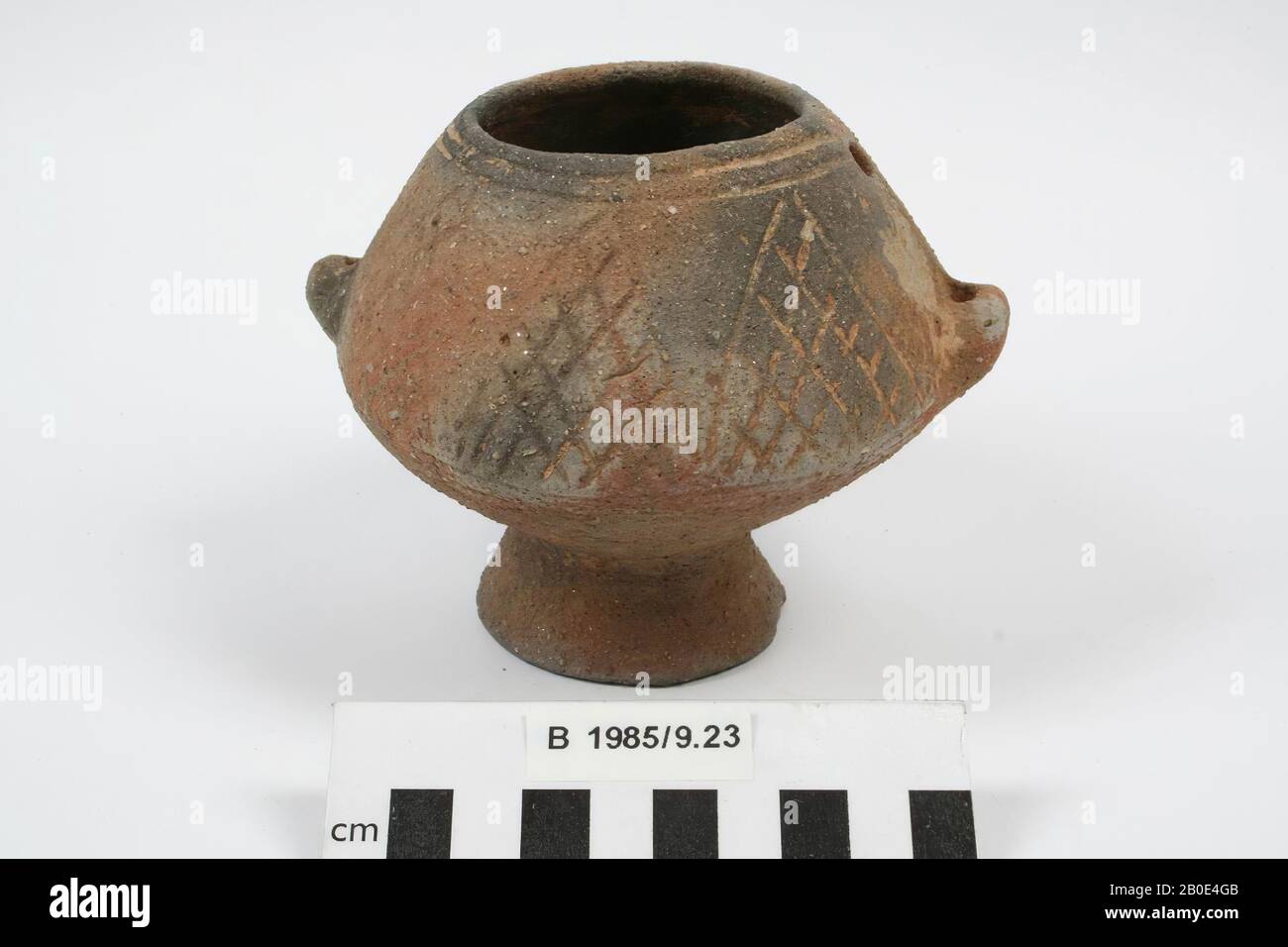 Vaso di terracotta biconica su una base alta e due orecchie trafitto, con triangoli incisi e linee sulla spalla., beffa, terracotta, H 10 cm, D 11 cm, W 12.8 cm, Early Bronze Age 2800-2500 v. Chr., Turchia Foto Stock